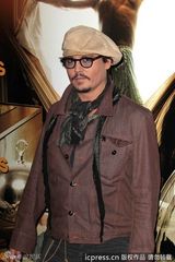 组图：约翰尼-德普亮相新片记者会 女主角花枝招展