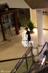 组图：吴镇宇频繁往返内地 驾豪车疑京城置业