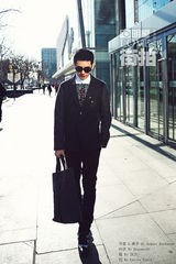 明星爱街拍：井柏然扮酷耍帅 冬日阳光下如少年