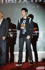 组图：王力宏帅气亮相 情人节表白歌迷