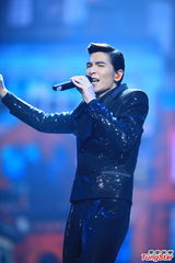 组图：李宇春榜中榜揽3奖 蔡依林险走光
