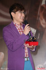 组图：光良举办新专辑发片记者会 张信哲站台