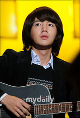 组图：张根硕允儿参加新剧《爱情雨》公开拍摄