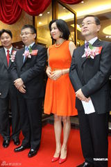 组图：刘嘉玲上海出席剪彩 现身15分钟火速捞金