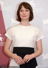 组图：《沙漠驼影》发布 女主角裙装显优雅大方