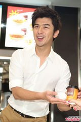 组图：陈柏霖咖啡成瘾 与柯震东合拍微电影