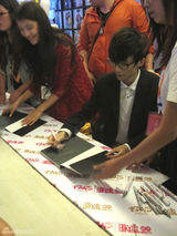 组图：许嵩现身郑州办签售会 现场畅聊新书
