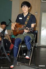 组图：卢广仲不畏台风彩排 郭采洁探班送补品