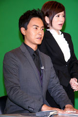 组图：郑元畅变身帅气男主播 真假主播相见欢 