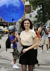 幻灯图集：米兰达-可儿拍广告 手牵蓝气球招摇过市