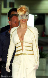 组图：LadyGaga抵达韩国 深V白裙性感如缪斯