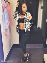 组图：人妻赴比伯新居缠绵晒床照搔首弄姿