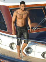 组图：玛利亚比基尼暴露壮硕身材 大秀丰乳肥臀