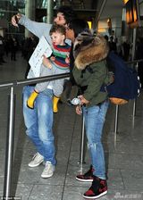 组图：蕾哈娜与超级奶爸合影 小家伙黑脸耍大牌