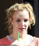 组图：布兰妮满头乱发顶黑眼圈喝饮料显颓废