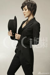 组图：袁姗姗写真黑白羽翼显魅惑