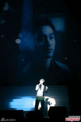 组图：侧田个唱弄哭女友 大方摘帽露光头