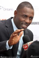 组图：《曼德拉》拍写真 哈里斯紧抱易德立斯