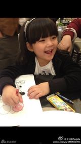 组图：王诗龄游博物馆看音乐剧 甜笑露文艺范儿