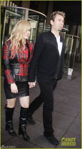 组图：艾薇儿携夫出镜发福 粗腰象腿疑怀孕