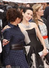 组图：章子怡灰墨裹胸裙走红毯妆容精致