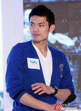 幻灯图：陈奕迅和羽毛球冠军林丹同台比拼球技