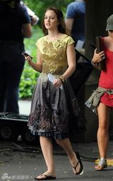 幻灯图集：莉顿-梅斯特亮相片场 长裙配夹脚拖