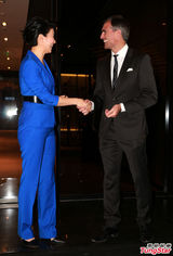 组图：张智霖携袁咏仪亮相上海 优雅显男神风范