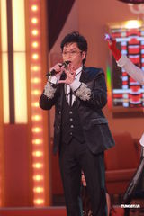 组图：谭咏麟关心妍台上合唱 众星现身无线电视城