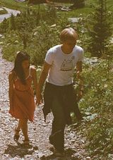 组图：翁美玲生前英国旧照曝光 与荷兰男友恩爱