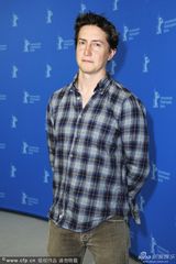 组图：《雪崩王子》发布 主演勾肩搭背哥俩好