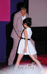 组图：车太贤新片《冠军》试映会 与小演员默契