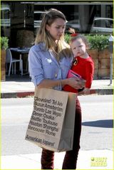 组图：阿尔芭全家超人总动员 小女儿朝天辫卖萌