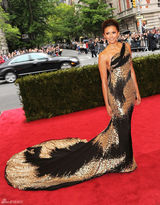 高清组图：妮娜-杜波夫性感露背鱼尾礼服亮相