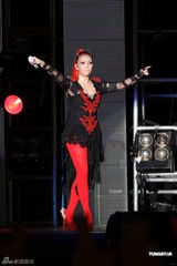 组图：阿妹身著爆乳装开唱 歌迷现场点唱饱耳福