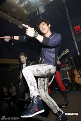 幻灯组图：汪东城助阵“晚生”送吉他秘笈