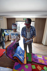 组图：胡军李亚鹏现身COART现场卖萌合照