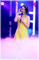 组图：杨钰莹淡黄色礼服亮相《歌声传奇》甜美开唱
