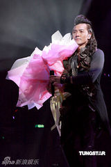 高清组图：郑伊健演唱会 舒淇登台与其热吻