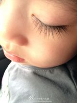 组图：微镜头下的小小志 呆萌可爱完胜童颜老爸