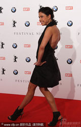 幻灯图：群星齐聚电影节之夜活动 布吉特举止出位