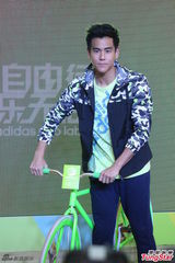 组图：彭于晏运动装亮相帅气抢镜