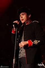 组图：倪安东英式军礼服献唱 Ella录VCR助阵