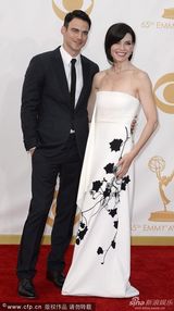 组图：朱丽安娜白裙别致亮相艾美红毯