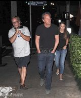 组图：《老友记》马修-派瑞携褐发女郎喝咖啡