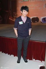 组图：苗侨伟赞黄日华女儿 弃股票改买黄金保值