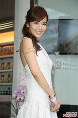 组图：侯佩岑白色长裙亮相 笑容优雅气质甜美