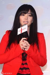 组图：张惠妹续约知名饮料品牌 抱病出席发布会