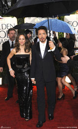 高清组图：小罗伯特-唐尼携娇妻甜蜜现身