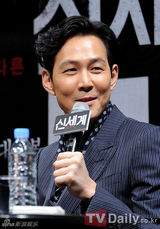 组图：崔岷植李政宰等出席《新世界》发布会